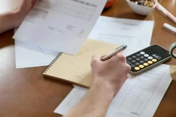 Autónomo calculando costes e impuestos en España