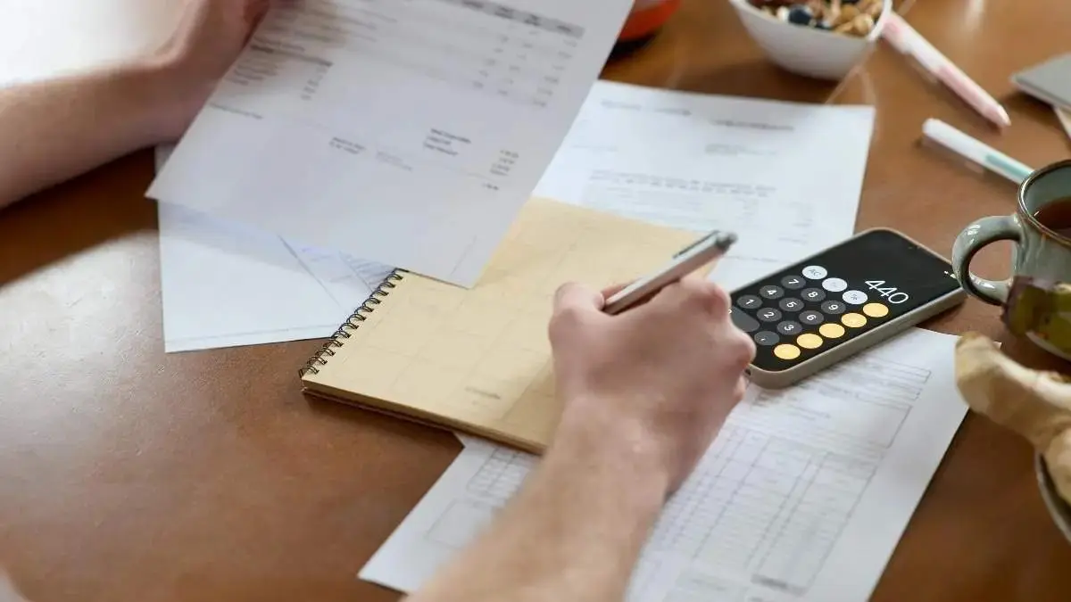 Autónomo calculando costes e impuestos en España